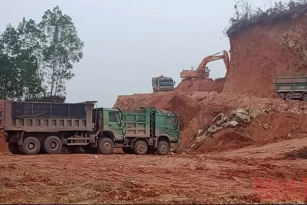 Mỏ đất Núi Lầm và Núi Hiếu đang bị khai thác rầm rộ dù đã hết hạn.