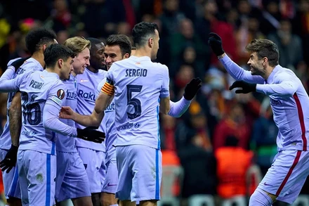 Các cầu thủ Barca ăn mừng chiến thắng trước Galatasaray rạng sáng thứ Sáu (18/3).