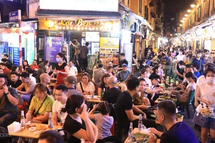 Cảnh đông đúc đã quay trở lại tại ngã tư phố Tạ Hiện, Lương Ngọc Quyến sau một thời gian dài đóng cửa vì dịch Covid-19. (Ảnh: Hoàng Hiếu/TTXVN)