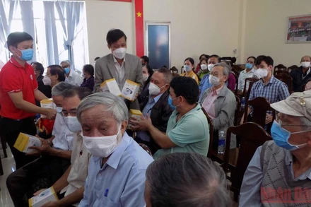 Tặng máy đo huyết áp cho người cao tuổi.