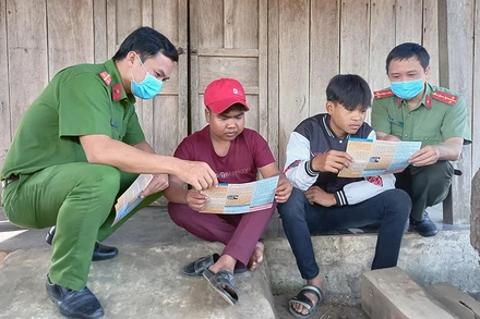 Đoàn viên Công an tỉnh Phú Yên tuyên truyền pháp luật về phòng, chống ma túy cho thanh niên dân tộc thiểu số ở xã Ea Ly, huyện Sông Hinh, tỉnh Phú Yên.