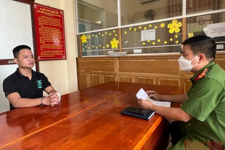 Công an lấy lời khai của đối tượng Trần Quang Quyền.