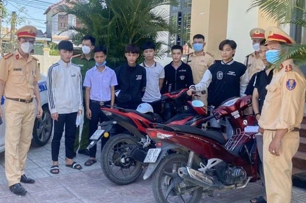 Nhóm thanh thiếu niên mang hung khí tự chế náo loạn đường phố tại cơ quan công an. (Ảnh: Công an cung cấp)