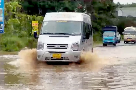 Mưa lớn gây ngập úng cục bộ tại Km146 Quốc lộ 2 đoạn qua thị trấn Yên Sơn, huyện Yên Sơn, tỉnh Tuyên Quang khiến các phương tiện gặp khó khăn khi lưu thông.