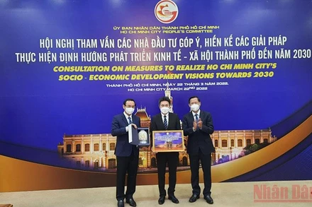 Lãnh đạo Thành phố Hồ Chí Minh trao quà lưu niệm cho đại diện các doanh nghiệp. 