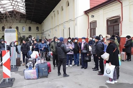 Người Việt sơ tán từ Ukraine tập trung tại điểm tập kết để đưa về cơ sở tị nạn chờ máy bay về Việt Nam. (Ảnh: Mạnh Hùng/TTXVN)
