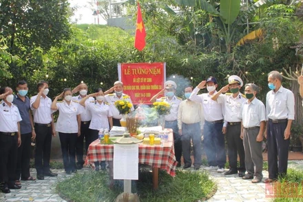 Lễ thắp hương tưởng niệm các liệt sĩ Gạc Ma được tổ chức tại phường Thọ Quang, vịnh Đà Nẵng.