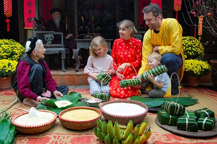 Đại diện ngoại giao, các tổ chức quốc tế tham dự và trải nghiệm không gian văn hóa Tết tại sự kiện Happy Tết do HPA tổ chức vào cuối tháng 1. (Ảnh: HPA)