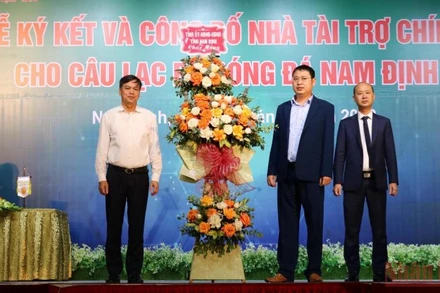 Phó Chủ tịch UBND tỉnh Nam Định Trần Lê Đoài tặng hoa cho lãnh đạo Tập đoàn Xuân Thiện.