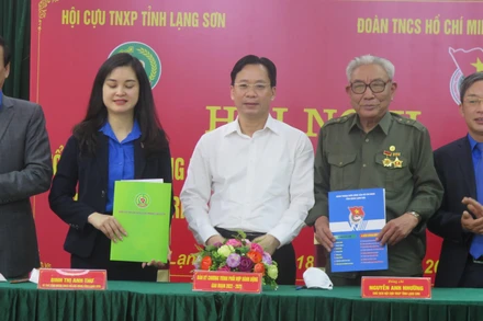 Đại diện lãnh đạo Hội cựu thanh niên xung phong và Tỉnh Đoàn Lạng Sơn ký kết Chương trình phối hợp hành động giai đoạn 2022-2025.
