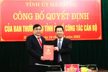 Bí thư Tỉnh ủy Hà Giang Đặng Quốc Khánh trao quyết định bổ nhiệm Trưởng Ban Nội chính Tỉnh ủy cho đồng chí Hoàng Đình Phới.