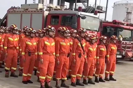 Lực lượng cứu hộ tập kết trước khi lên đường tham gia công tác tìm kiếm cứu nạn. (Ảnh: Nhân Dân Nhật báo)