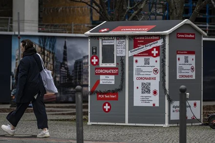 Một điểm xét nghiệm nhanh Covid-19 tại Berlin (Đức), ngày 21/2/2022. (Ảnh: AFP/TTXVN)