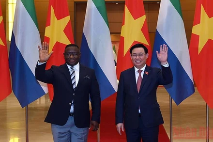 Tổng thống nước Cộng hòa Sierra Leone Julius Maada Bio và Chủ tịch Quốc hội Vương Đình Huệ vẫy tay chào phóng viên các cơ quan thông tấn, báo chí.