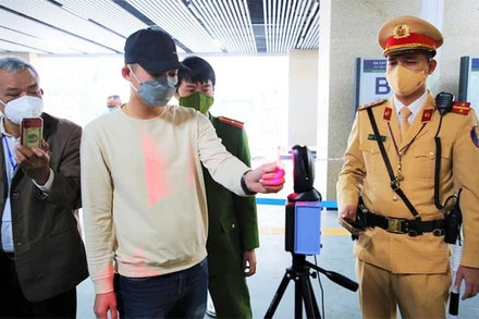 Khi đã có căn cước công dân gắn chip điện tử, người dân có thể dễ dàng khai báo y tế thông qua hệ thống máy quét mã QR tại các nhà ga, bến xe, trụ sở cơ quan...