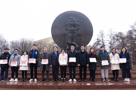 Trao giấy khen tặng các tổ chức cơ sở Đoàn. (ẢNH: THANH THỂ)