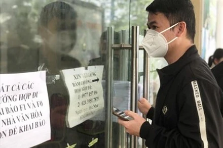 Người lao động đi xin giấy xác nhận F0. (Ảnh: Phương Hạnh/Báo Lao động)