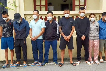 Các đối tượng bị bắt quả tang tại chiếu bạc.