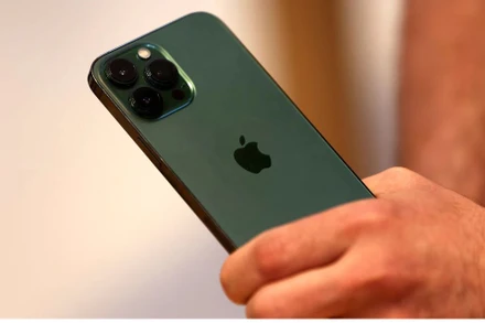 Điện thoại iPhone 13 được bán tại Apple Store ở New York, Mỹ. Ảnh: Reuters