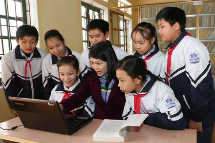 Cô giáo Mai Thị Bích Nguyện, Hiệu trưởng Trường Tiểu học và Trung học cơ sở An Vũ (Quỳnh Phụ, tỉnh Thái Bình) hướng dẫn học sinh truy cập phần mềm giáo dục do cô và đồng nghiệp nghiên cứu.