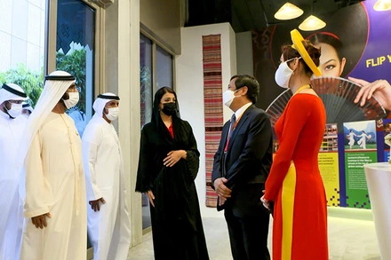 Đại sứ Việt Nam tại UAE Nguyễn Mạnh Tuấn cùng Giám đốc Nhà Triển lãm Việt Nam Phùng Thị Thanh Thủy vinh dự tiếp kiến Ngài Sheikh Mohammed bin Rashid al Maktoum, Quốc vương Dubai, Phó Tổng thống kiêm Thủ tướng UAE đến thăm Nhà Triển lãm Việt Nam nhân Ngày Quốc tế Phụ nữ. (Ảnh: EXPO 2020 Dubai)