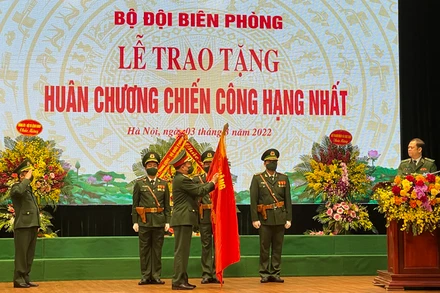 Thượng tướng Hoàng Xuân Chiến, Ủy viên Trung ương Đảng, Thứ trưởng Quốc phòng trao Huân chương cho các tập thể, cá nhân thuộc Bộ đội Biên phòng.