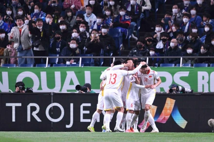 Đội tuyển Việt Nam ăn mừng bàn thắng mở tỷ số trên sân Saitama tối 29/3. (Ảnh: VFF)