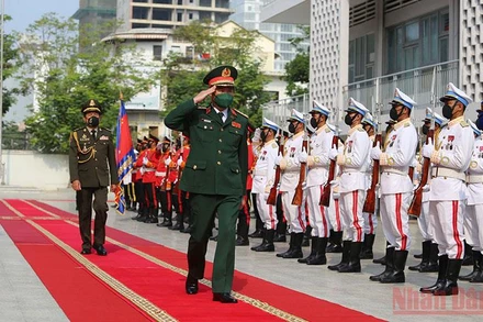 Thượng tướng Nguyễn Tân Cương và Đại tướng Vong Pisen duyệt đội danh dự Quân đội Hoàng gia Campuchia. (Ảnh: Nguyễn Hiệp)