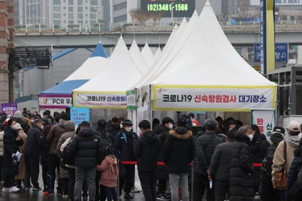 Người dân Hàn Quốc xếp hàng chờ xét nghiệm Covid-19. (Ảnh: Yonhap)