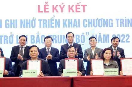 Lễ ký kết triển khai Chương trình “Trở lại Bắc Trung Bộ” giữa CLB Lữ hành UNESCO Hà Nội và Sở Du lịch, Sở Văn hóa - Thể thao và Du lịch, doanh nghiệp du lịch các tỉnh: Thanh Hóa, Nghệ An, Hà Tĩnh, Quảng Bình. (Ảnh: Đình Tuyên)