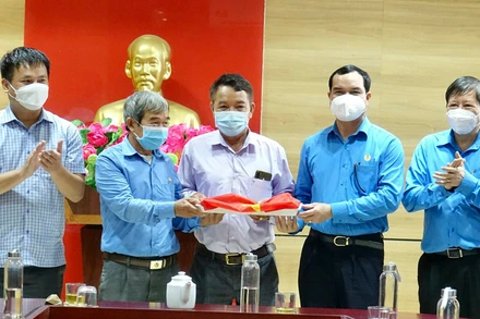 Lãnh đạo Tổng Liên đoàn Lao động Việt Nam và tỉnh Quảng Ngãi trao cờ Tổ quốc cho đại diện ngư dân Lý Sơn.