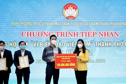Đại diện Ủy ban Mặt trận Tổ quốc Việt Nam thành phố Hà Nội tiếp nhận ủng hộ từ Đoàn thanh niên.