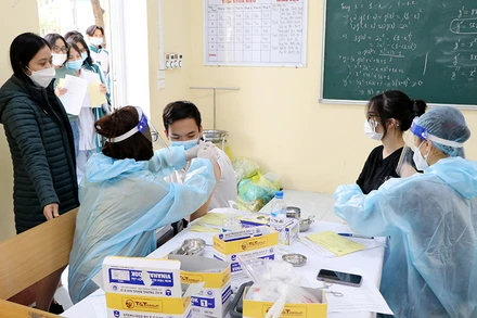 Tiêm vaccine phòng Covid-19 cho học sinh ở Phú Thọ.