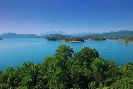 Công trình thủy lợi Phú Ninh, một điểm du lịch xanh quyến rũ du khách.