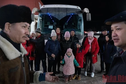 Đại diện Đại sứ quán và cộng đồng người Việt tại LB Nga đón công dân Việt Nam sơ tán. (Ảnh: Thanh Thể)