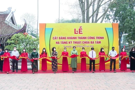 Các đại biểu cắt băng khánh thành dự án hạ tầng kỹ thuật chùa Bà Tấm.