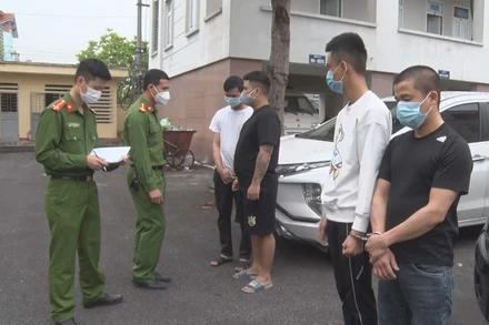 Công an thành phố Phủ Lý lấy lời khai từ các đối tượng cướp giật tài sản.