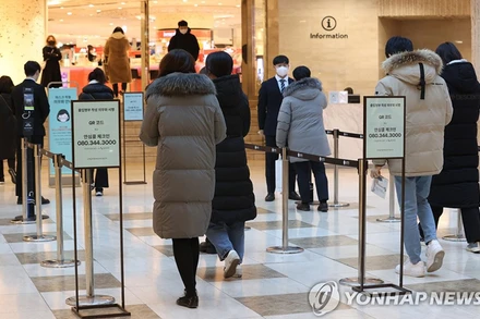 Người dân chờ nhận chứng nhận tiêm chủng tại lối vào một trung tâm thương mại ở Hàn Quốc, tháng 1/2022. (Ảnh: Yonhap)