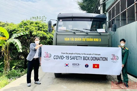 KOICA bàn giao 200 nghìn hộp an toàn cho Viện Vệ sinh dịch tễ Trung ương.