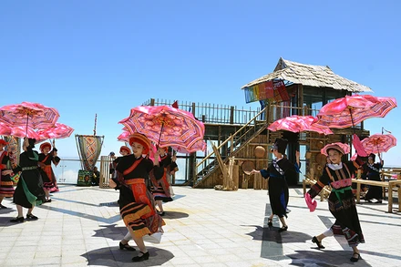 Lễ hội trên mây Sa Pa tại đỉnh Phan Xi Păng, tỉnh Lào Cai. (Ảnh QUỐC HỒNG) 