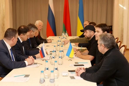 Đại diện phái đoàn Nga và Ukraine tham gia đàm phán tại khu vực Gomel, Belarus ngày 28/2/2022. (Ảnh: BelTA/REUTERS)