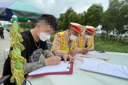 Một lái xe bị phát hiện dương tính với chất ma túy khi đang di chuyển trên đường cao tốc.