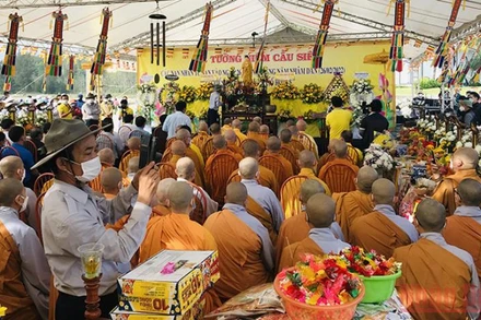 Lễ tưởng niệm và cầu siêu tại bờ biển Cửa Đại. 