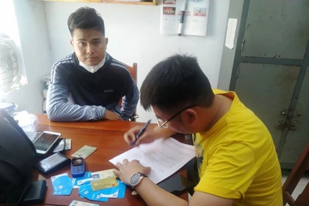 Đối tượng Nguyễn Bá Cường (áo xám) tại Cơ quan công an. (Ảnh: Công an cung cấp).