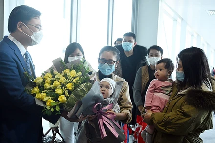 Lãnh đạo Bộ Ngoại giao động viên và chúc mừng các kiều bào ở Ukraine về đến sân bay Nội Bài. (Ảnh DUY LINH)