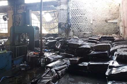 Vụ cháy làm nhiều tài sản trong nhà xưởng bị thiêu rụi.