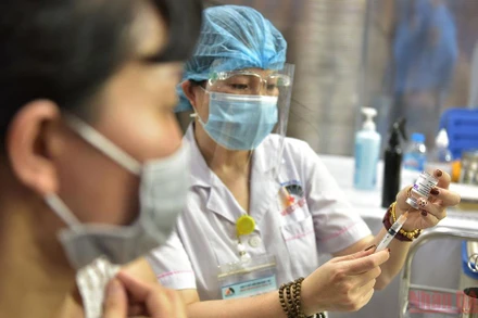 Tiêm vaccine ngừa Covid-19 cho người dân. (Ảnh: DUY LINH)