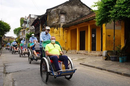 Du khách quốc tế thăm phố cổ Hội An.