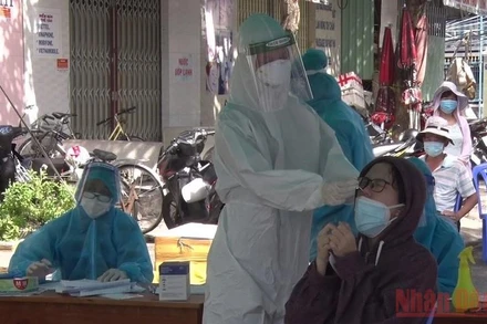 Lực lượng y tế tỉnh Long An lấy mẫu xét nghiệm tầm soát bệnh Covid-19. 