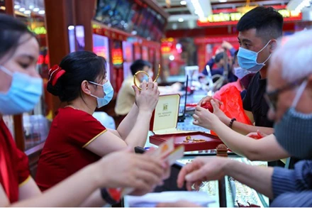 Giao dịch vàng tại doanh nghiệp. (Ảnh: TTXVN)